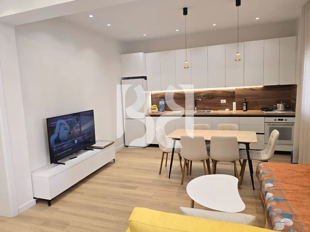 Shtëpi Private me Qira pas Shkollës Harry Fultz – 309 m² | Oborr i Madh | 2 Parkime 3