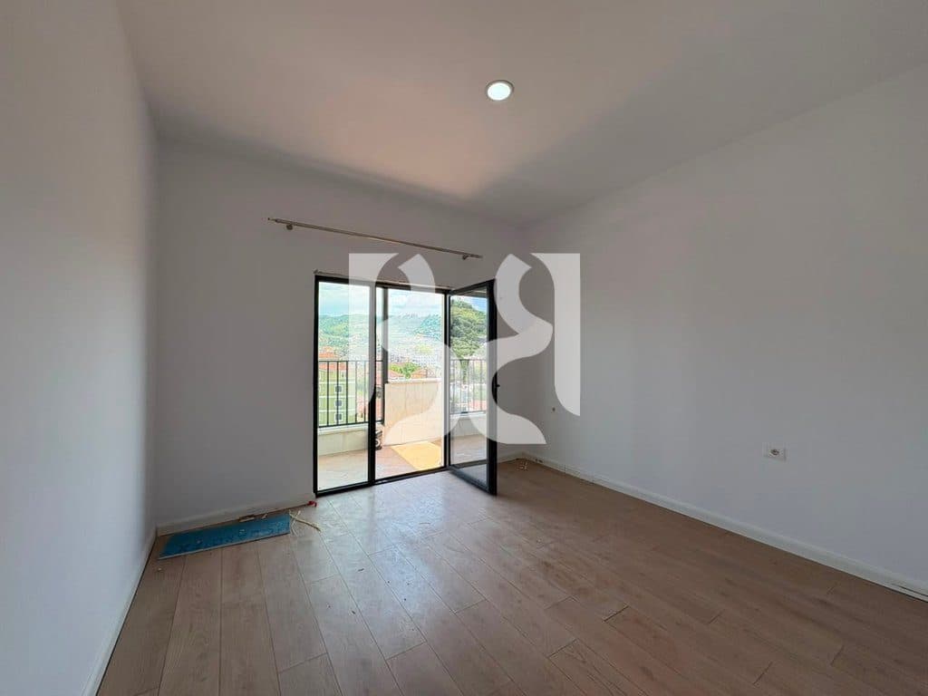 APARTAMENT ME QERA 2+1 / Misto Mame 4