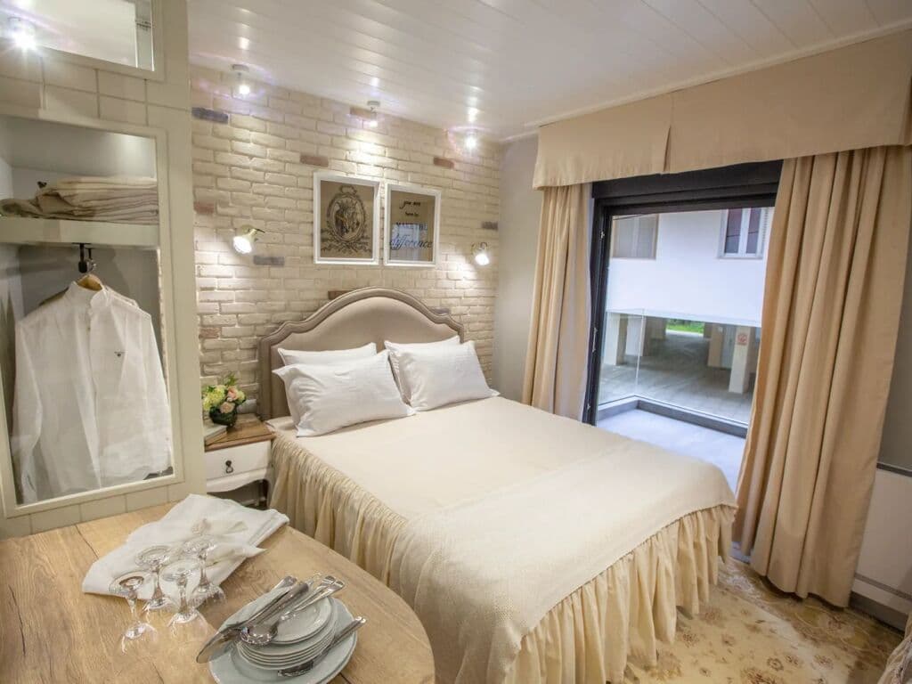 JANINE/GREQI SHITEN 3 GARSONIERE DHE NJE DELUXE APARTAMENT