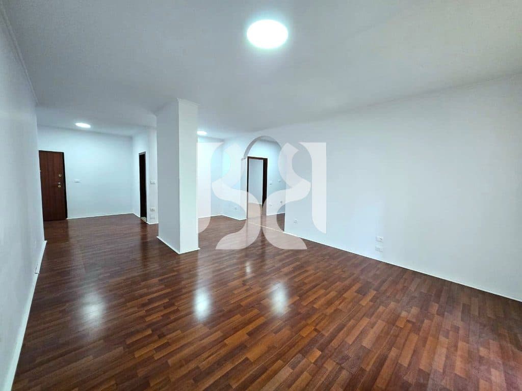 JEPET ME QIRA AMBIENT PËR ZYRA NË BLLOK – PRANË LIBRIT UNIVERSITAR | 1,300 €/Muaj