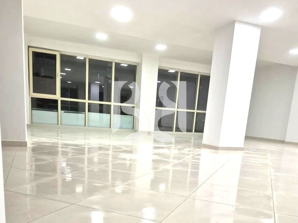 AMBIENT BIZNESI DUPLEX ME QIRA AFER BULEVARDIT TE RI