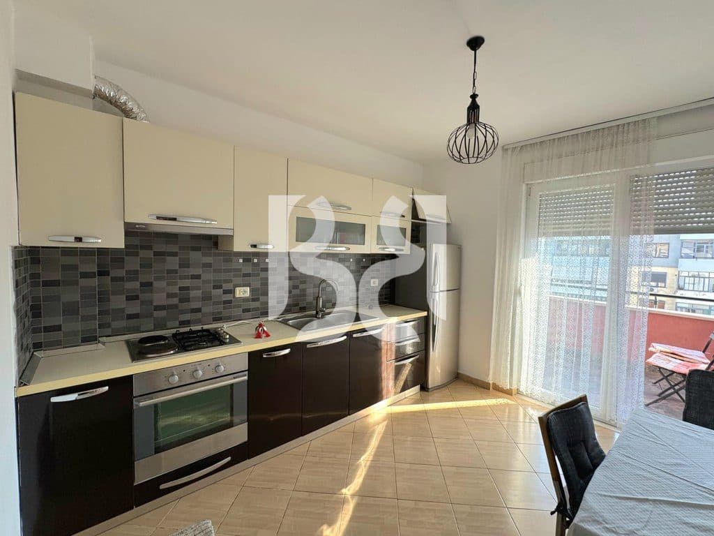 APARTAMENT ME QIRA 3+1+2 PRANË SHKOLLËS "OSMAN MYDERIZI", RRUGA E ELBASANIT 3