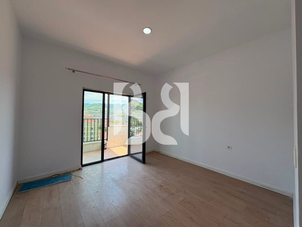 APARTAMENT ME QERA 2+1 / Misto Mame 3