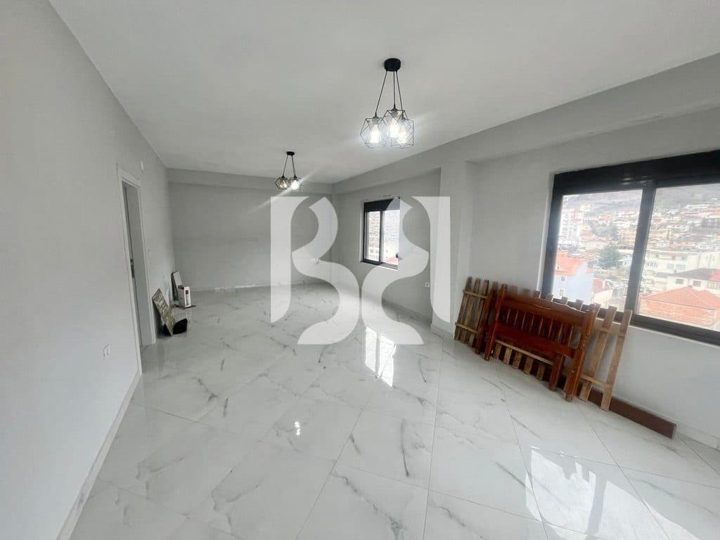 SHITET APARTAMENT 2+1+KUZHINE TE VECUAR ME PAMJE NGA LIQENI NË POGRADEC 4