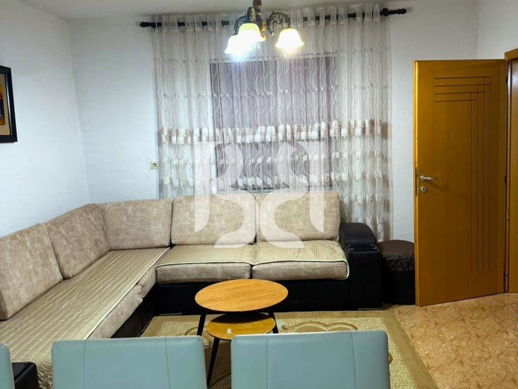 Shtëpi Private 2+1 me Qira në Rrugën 5-Maji | 1 Kat | Oborr | Parkim