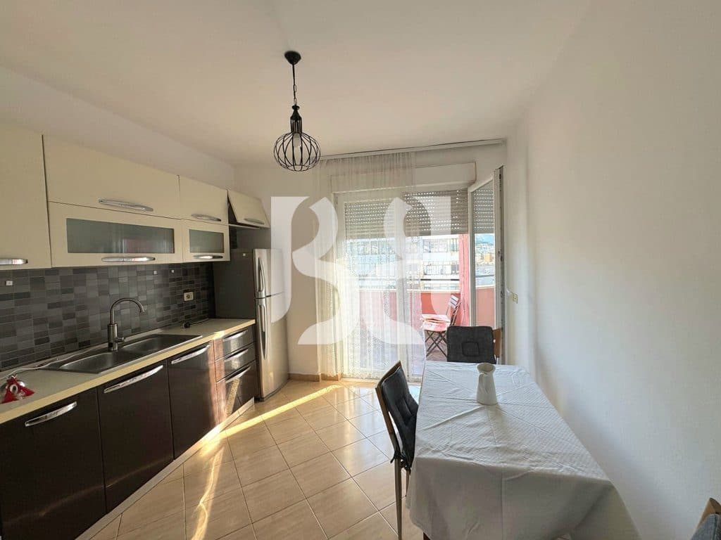 APARTAMENT ME QIRA 3+1+2 PRANË SHKOLLËS "OSMAN MYDERIZI", RRUGA E ELBASANIT 2