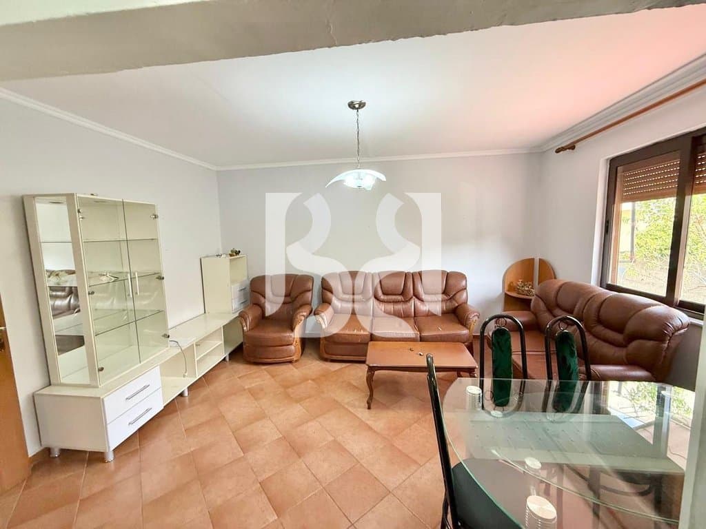 *APARTAMENT NE SHITJE 2+1 NE RRUGEN ALI DEMI PRANE TREGUT TE RI ELEKTRIK