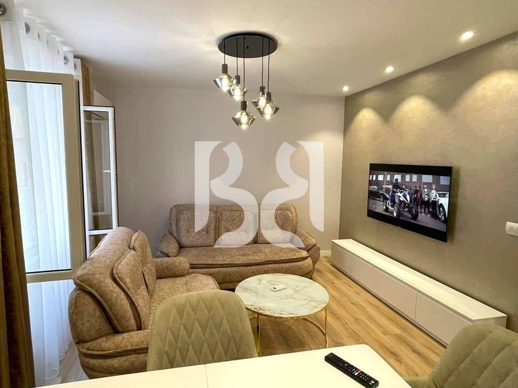 Shtëpi Private me Qira në Rrugën e Kavajës | Oborr | Mobilim Cilësor