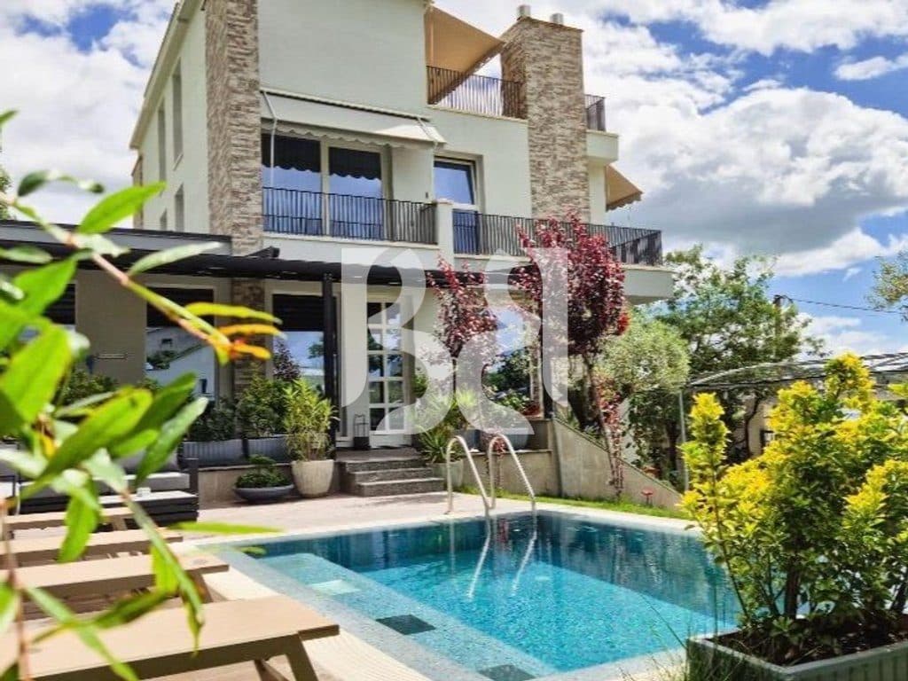 Vilë Luksoze me Qira në Farkë të Vogël, Tiranë | Pishinë Private | Sauna | Palestër | Tarracë Panoramike