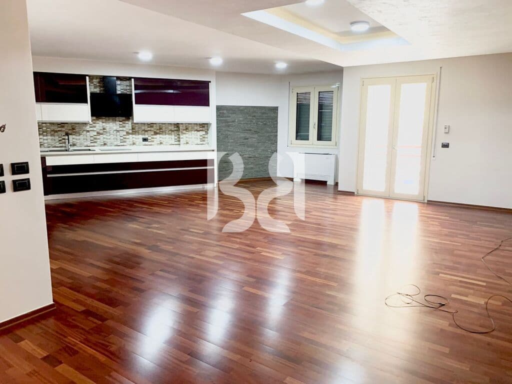 JAPIM APARTAMENT/AMBIENT PER ZYRA +POST PARKIM ME QIRA NE BLLOK !!!