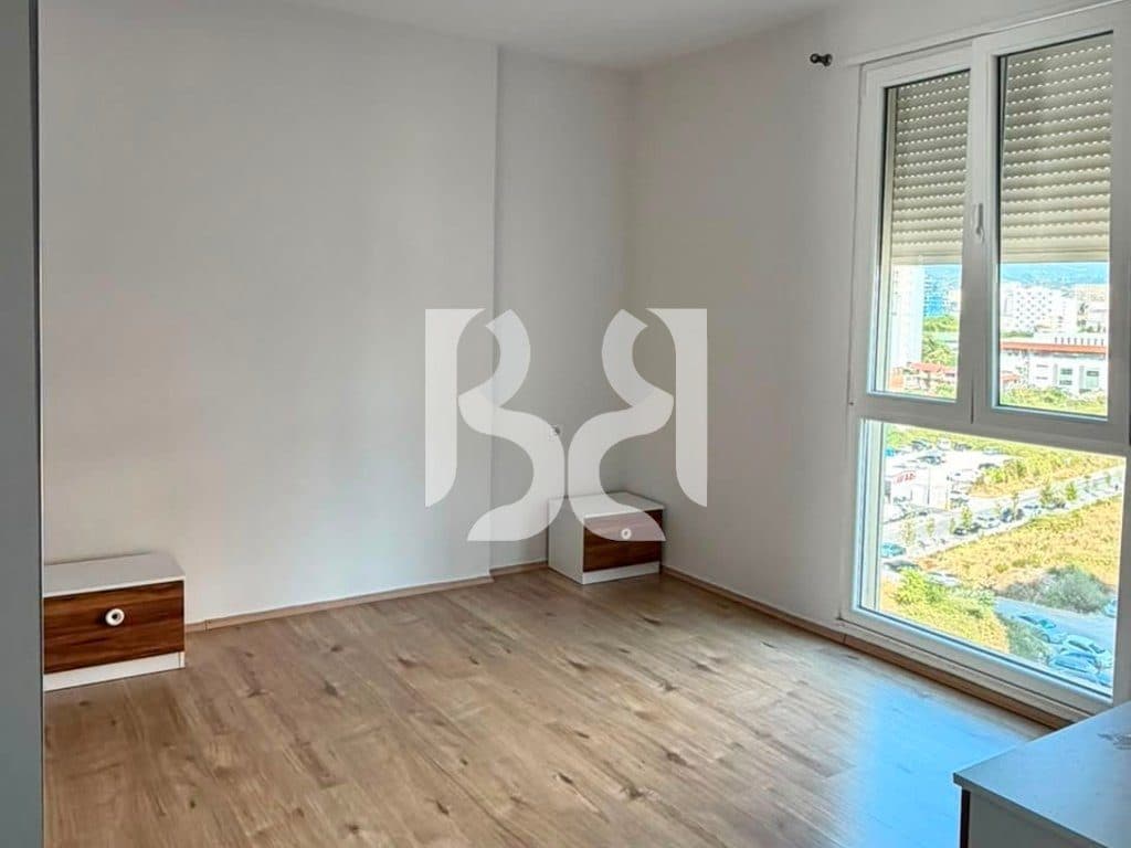 Apartament 2+1 me Qira në Ish-Fushën e Aviacionit | Kati 8 | Parkim i Përfshirë | 65,000 Lekë/Muaj 4