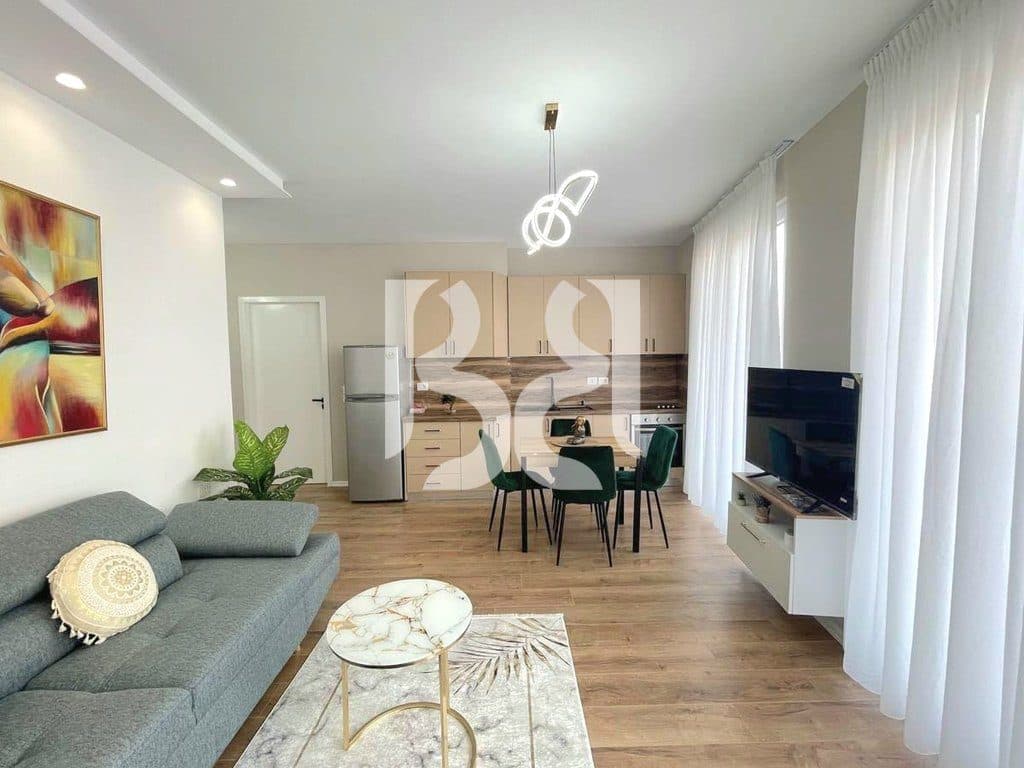APARTAMENT ME QIRA 2+1 PRANË GJIMNAZIT "SAMI FRASHËRI", RRUGA E BARRIKADAVE