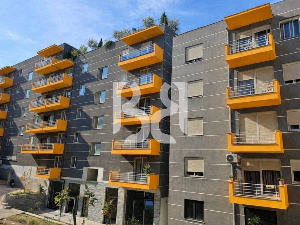 APARTAMENT 1+1 NË SHITJE NË REZIDENCËN TOM DOSHI, SHKOZË, TIRANË.