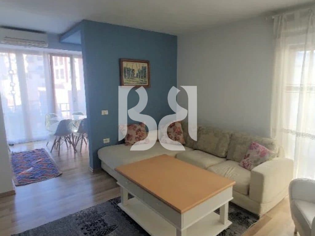 APARTAMENT ME QERA 1+1 TE RRUGA MYSLYM SHYRI*