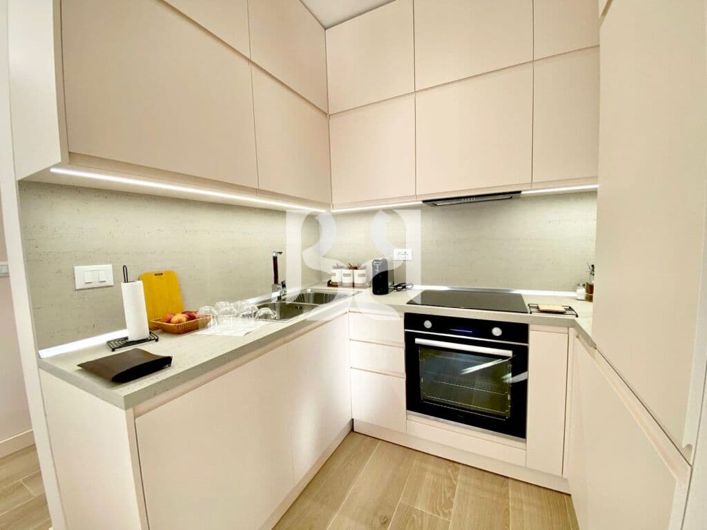 JAPIM APARTAMENT ME QIRA LUKSOZ TEK RRUGA E KAVAJES! 4
