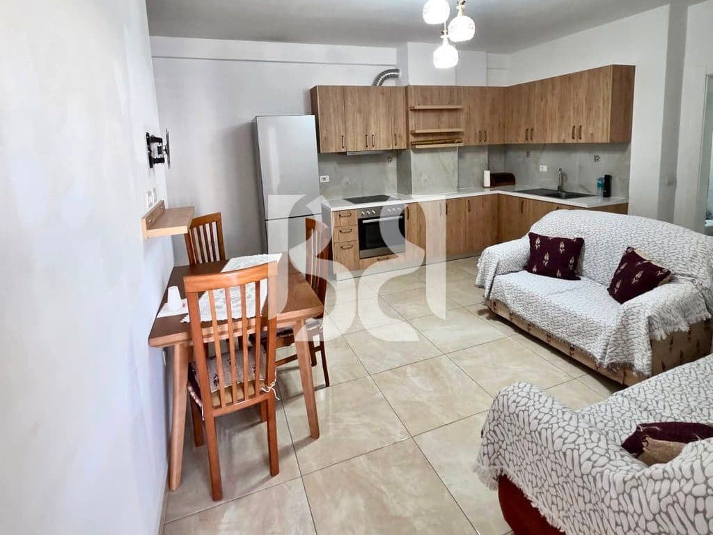 Apartament 2+1 me Qira në Rrugën Sokrat Miho | 91 m² | I Mobiluar | Kati 3 **