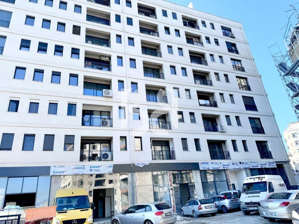 •Shitet, Apartament 3+1+2, LIQENI I THATE /PAMJE NGA LIQENI ARTIFICIAL, Tiranë.