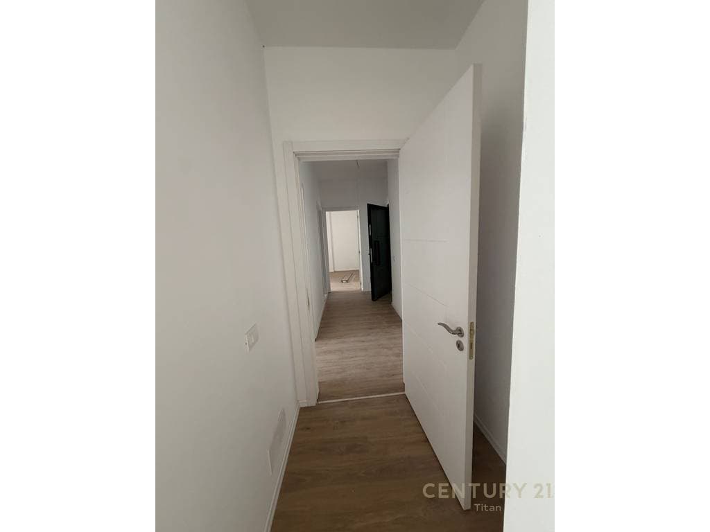 Apartament 2+1+ballkon ne shitje tek White Crown Residence ne Kamez 2