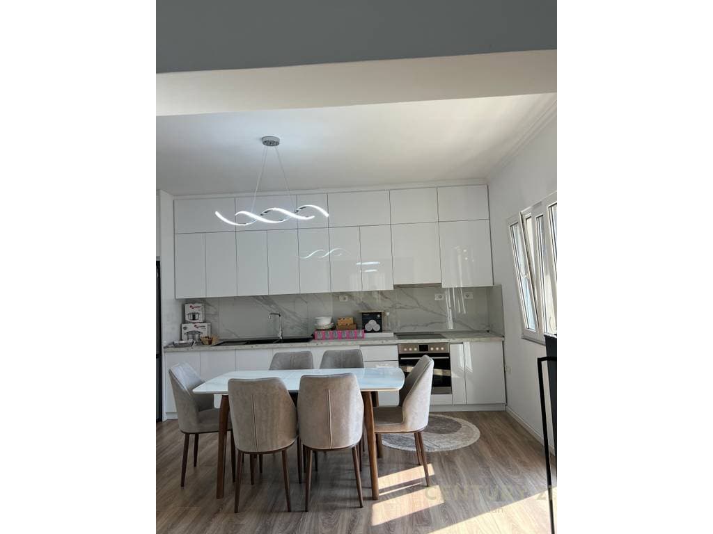 Apartament 2+1 + parkim per qira ne nje vile private ne Don Bosko. 3