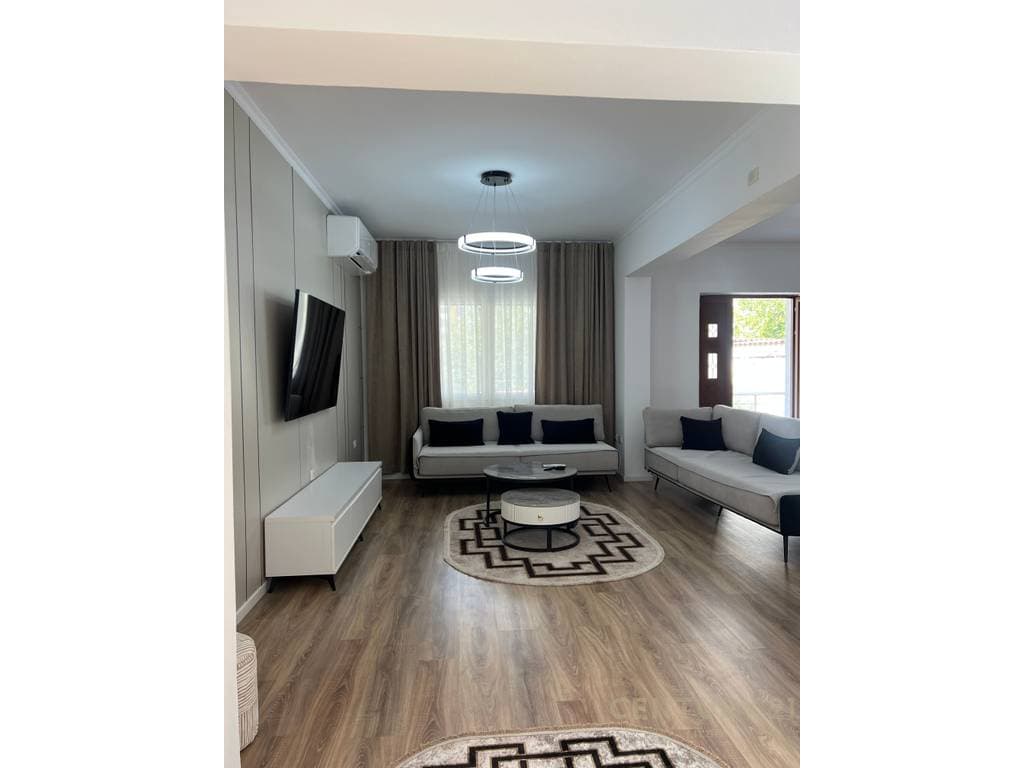 Apartament 2+1 + parkim per qira ne nje vile private ne Don Bosko.