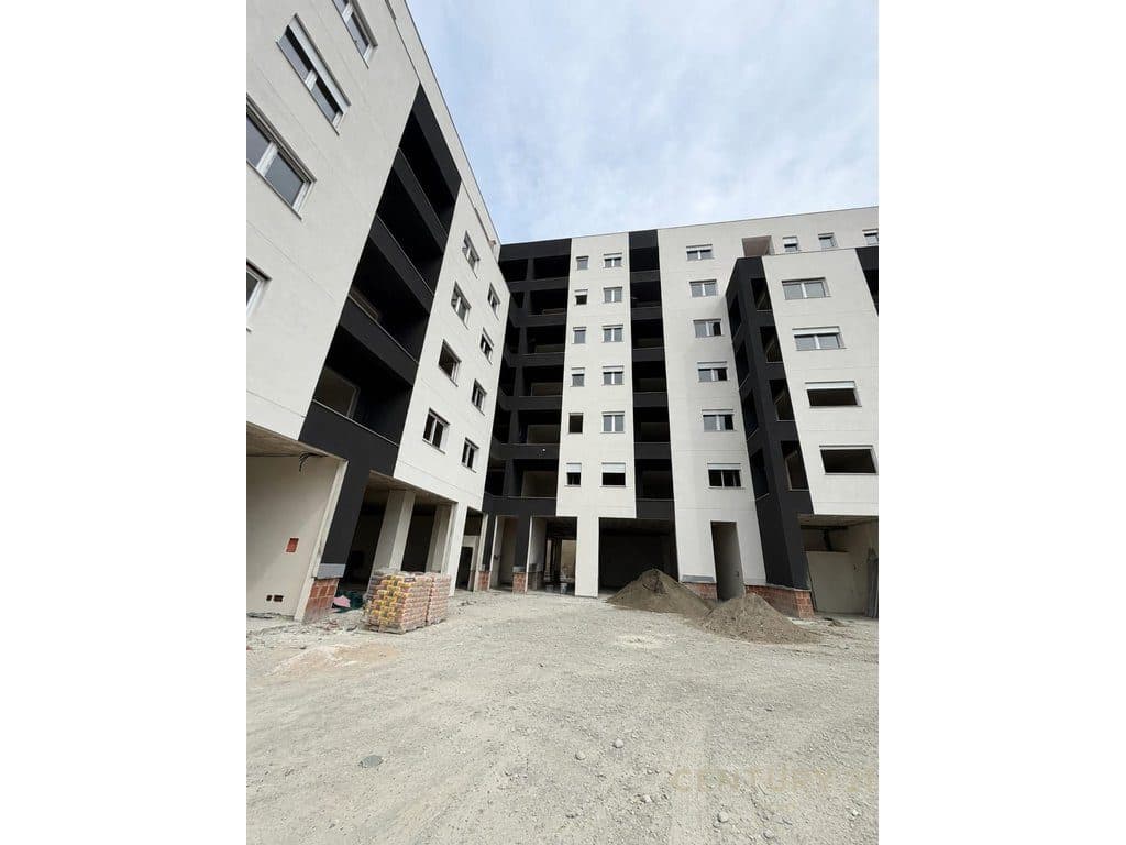 Shiten 6 poste parkimi te Platinium Residence,Paskuqan