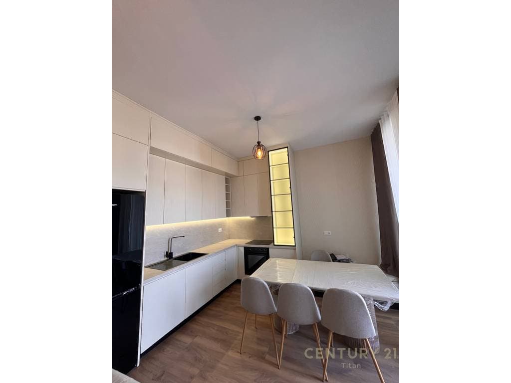 Jepet me qira apartament i ri 2+1+1 tualet+2 ballkone, ne rrugen Siri Kodra, prane Hotel Meridian 2