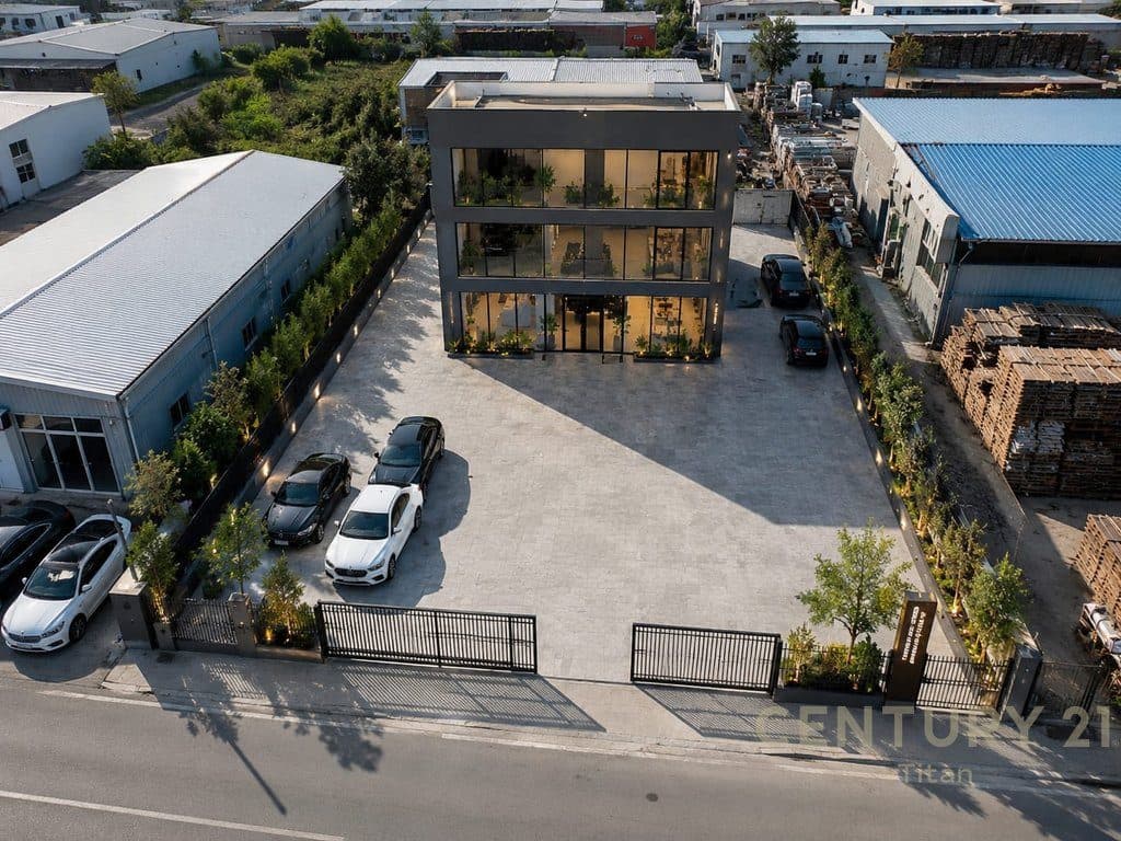 Shitet Objekt Komercial
720 m2 +1060 m2 Truall Autostrada Tirane - Durres prane City Park