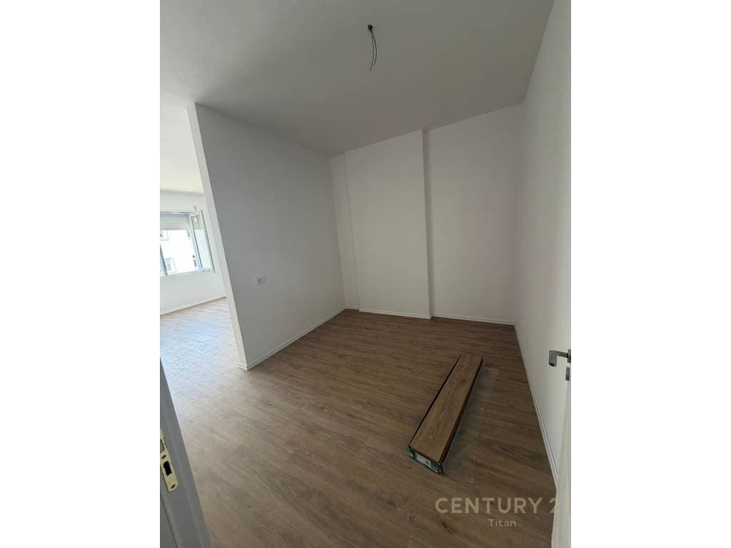 Apartament 2+1+ballkon ne shitje tek White Crown Residence ne Kamez 3
