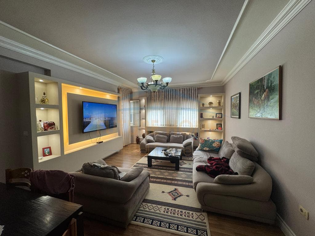 Shitet, Apartament 3+1+2, Unaza e Re