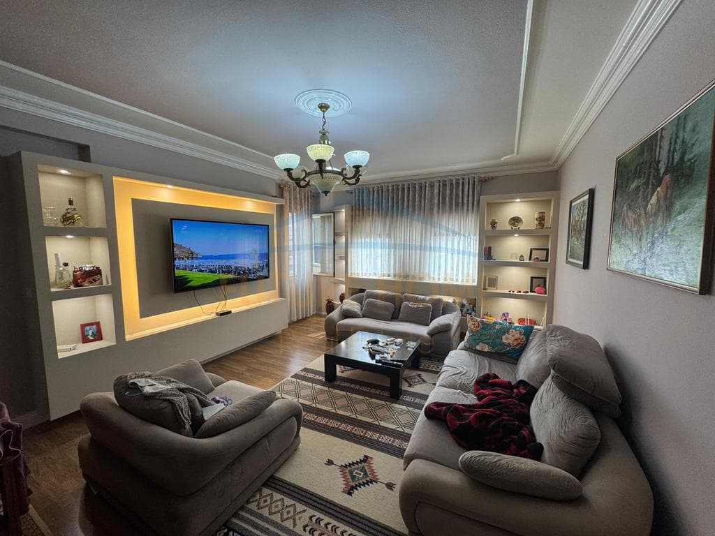 Shitet, Apartament 3+1+2, Unaza e Re