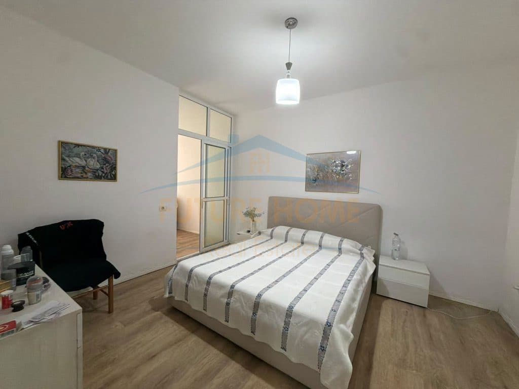 Shitet, Apartment 2+1+2, Komuna e Parisit, Tiranë 3