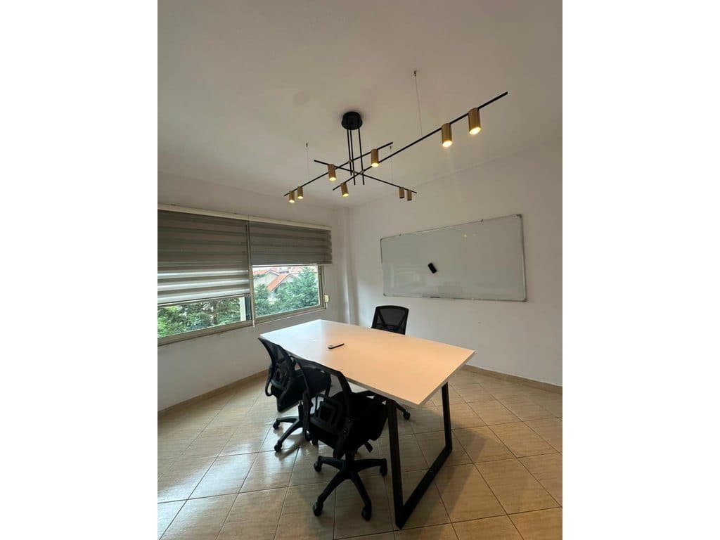 Qera, Ambient per zyra, Komuna e Parisit, Tirane