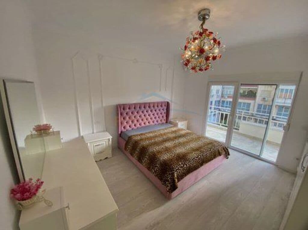 Në Liceun Artistik, një apartament 3+1+2 është për qira pranë ambasadës amerikane. 1,600 Euro në muaj. 4