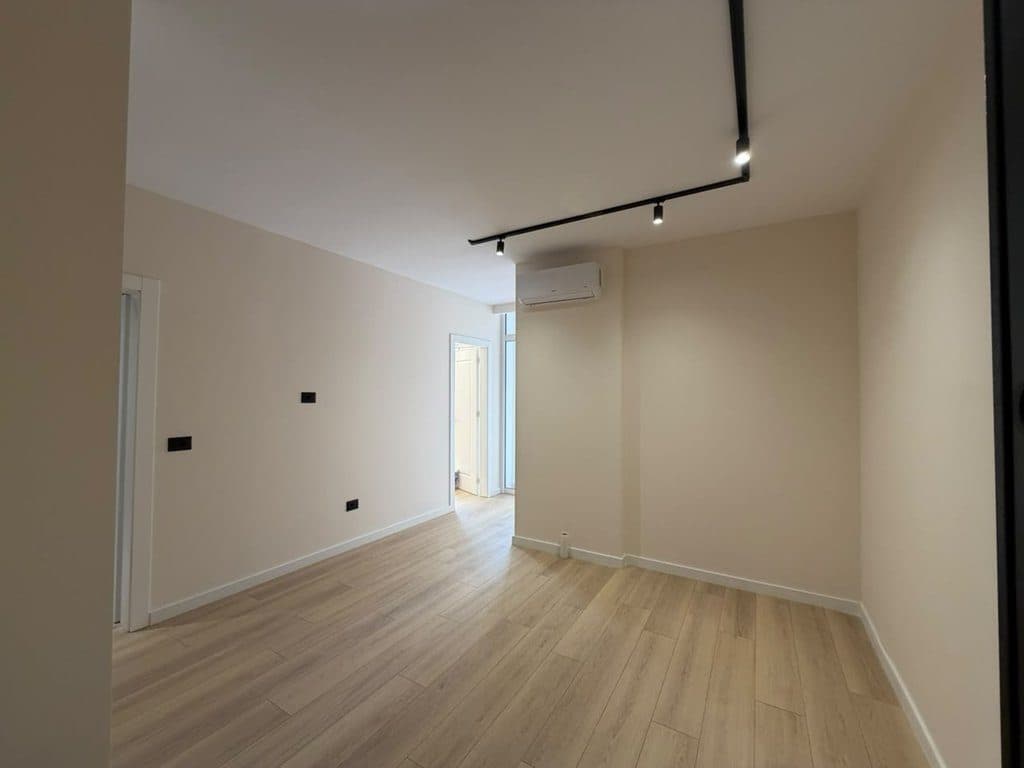 Shitet ,Apartament 1+1, Komuna e Parisit, Tirane