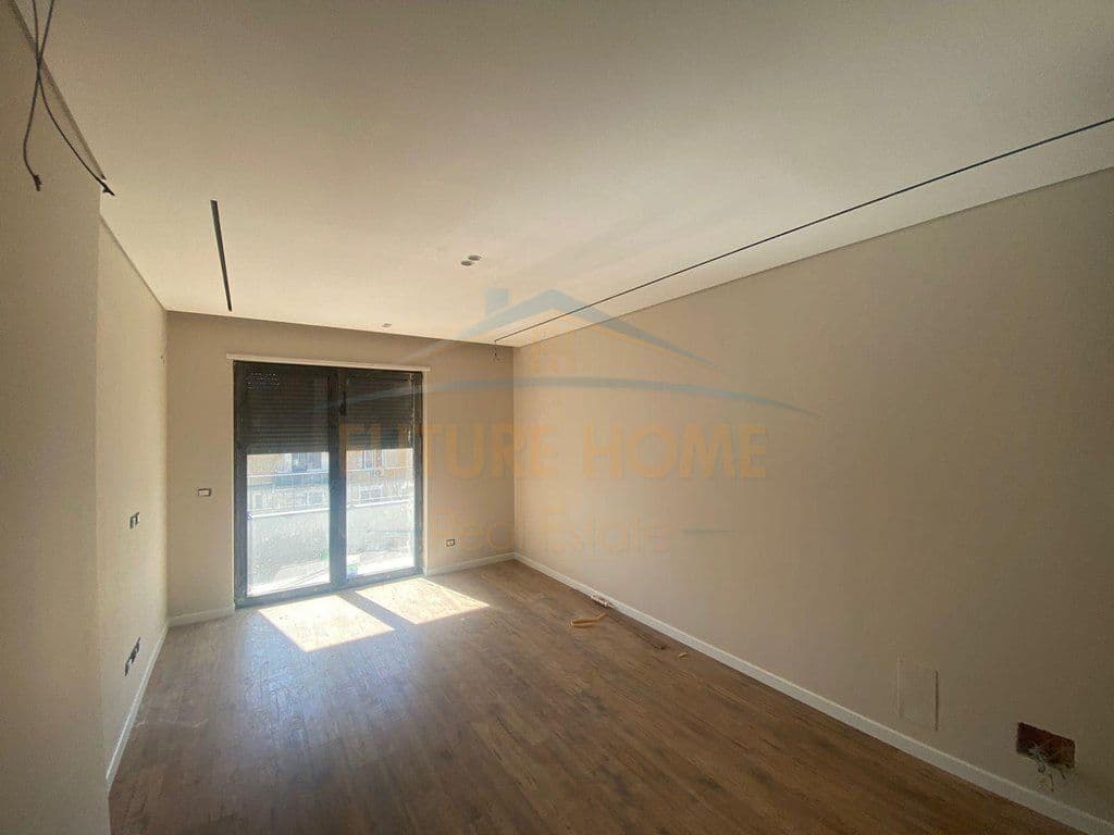 Në shitje, Apartament 2+1, Rruga Karl Gega, Tiranë.