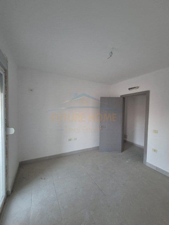 Qira, Apartament 3+1+2, i vendosur në fund të Rrugës 5 Maj, pranë Shkollës “Ardian Klosi”