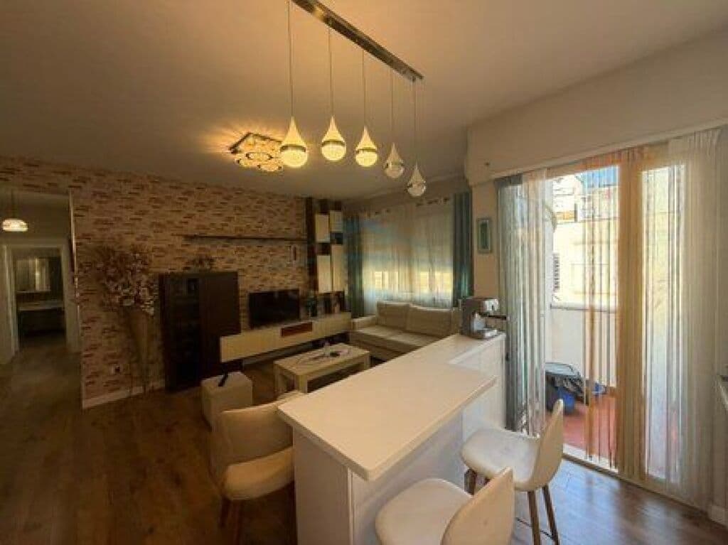 Qira, Apartament 2+1+2, Komuna e Parisit, Kristal Center, Tiranë 2