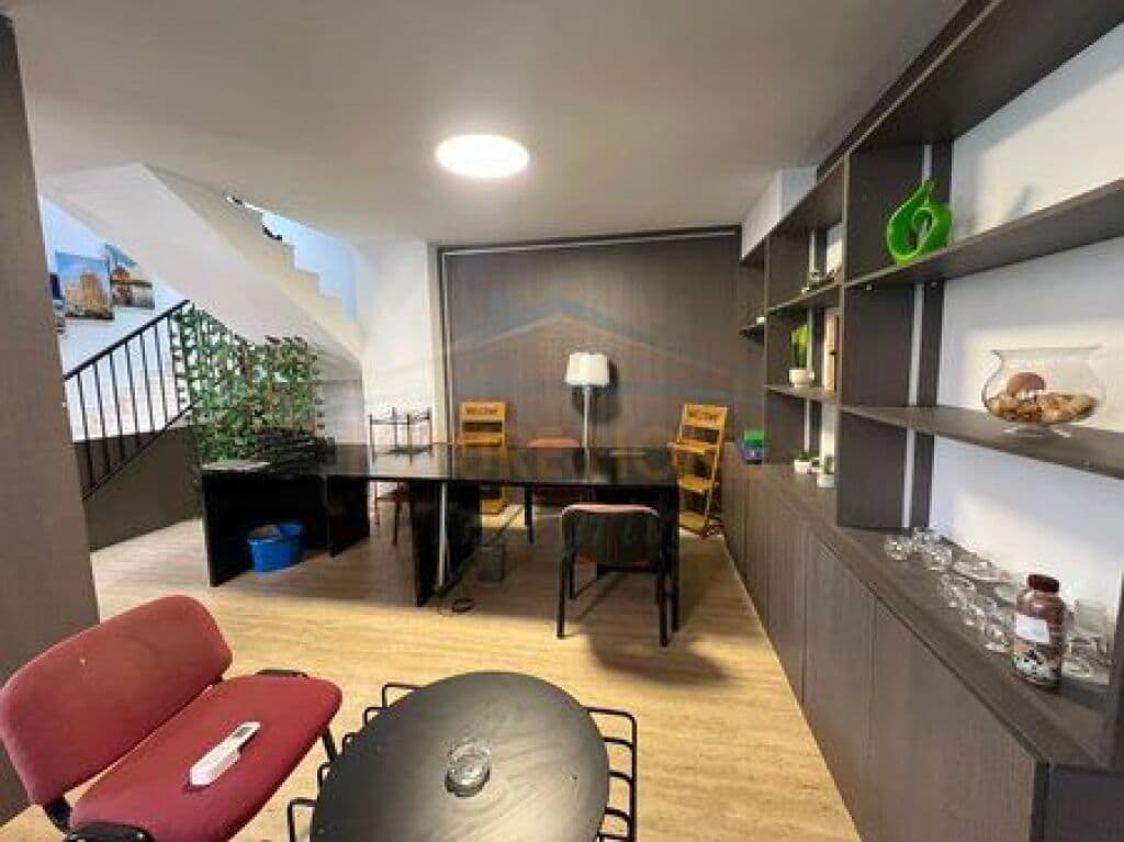 Me qira, Hapësirë duplex për zyra, Pazari i Ri, Tiranë. 4