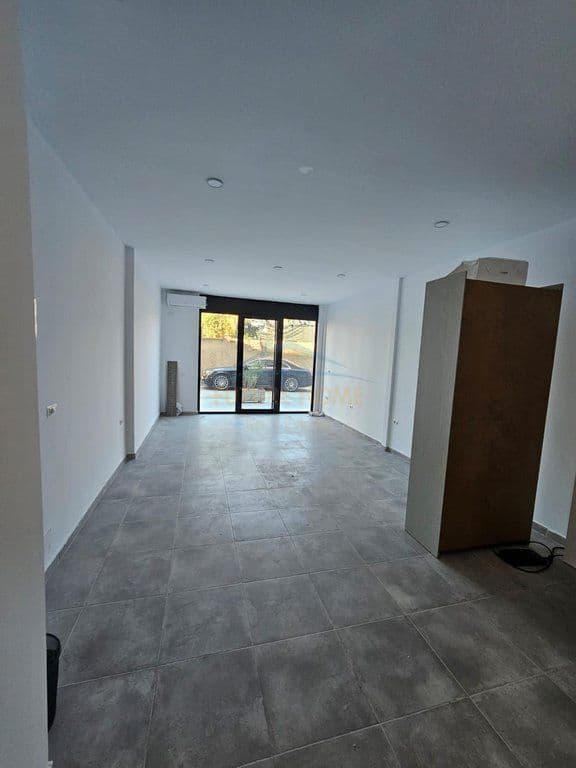 Në shitje, Hapësira Biznesi, Xhamlliku, Tiranë. 2
