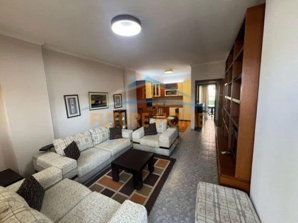 Jepet me qira, Apartament 2+1, Komuna e Parisit, Tiranë.