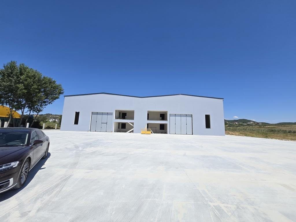 Shitet , Kapanon buze Rruges Kryesore Maminas-Manez, Durres