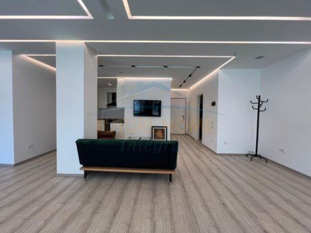 Në shitje, apartament 2+1+2 ballkone, Bllok, Tiranë.