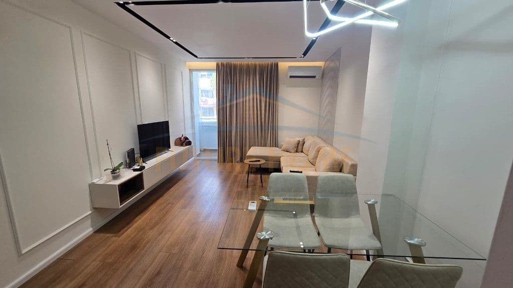 Qira, Apartament 2+1+2, Petronini, Tiranë. 2