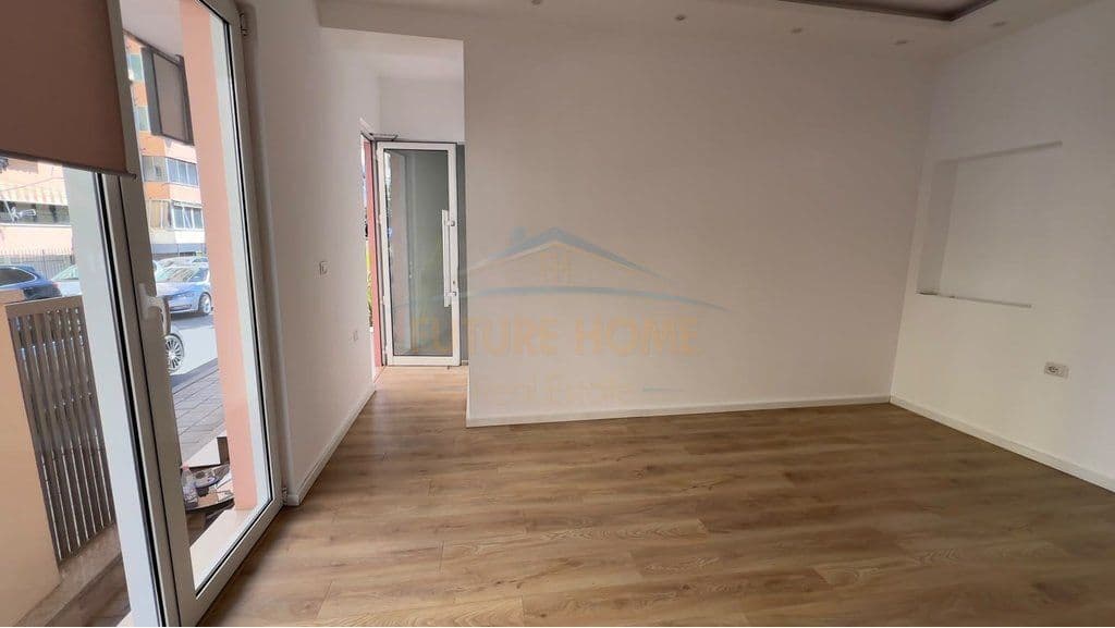 Qira, Ambient Biznesi, Komuna Parisit, Tiranë 4