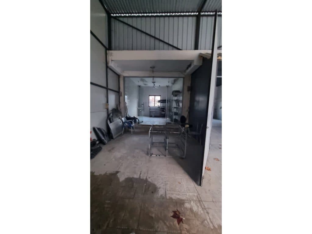 Shitet, Ambient Biznesi, Ura e Institutit,Tiranë 3