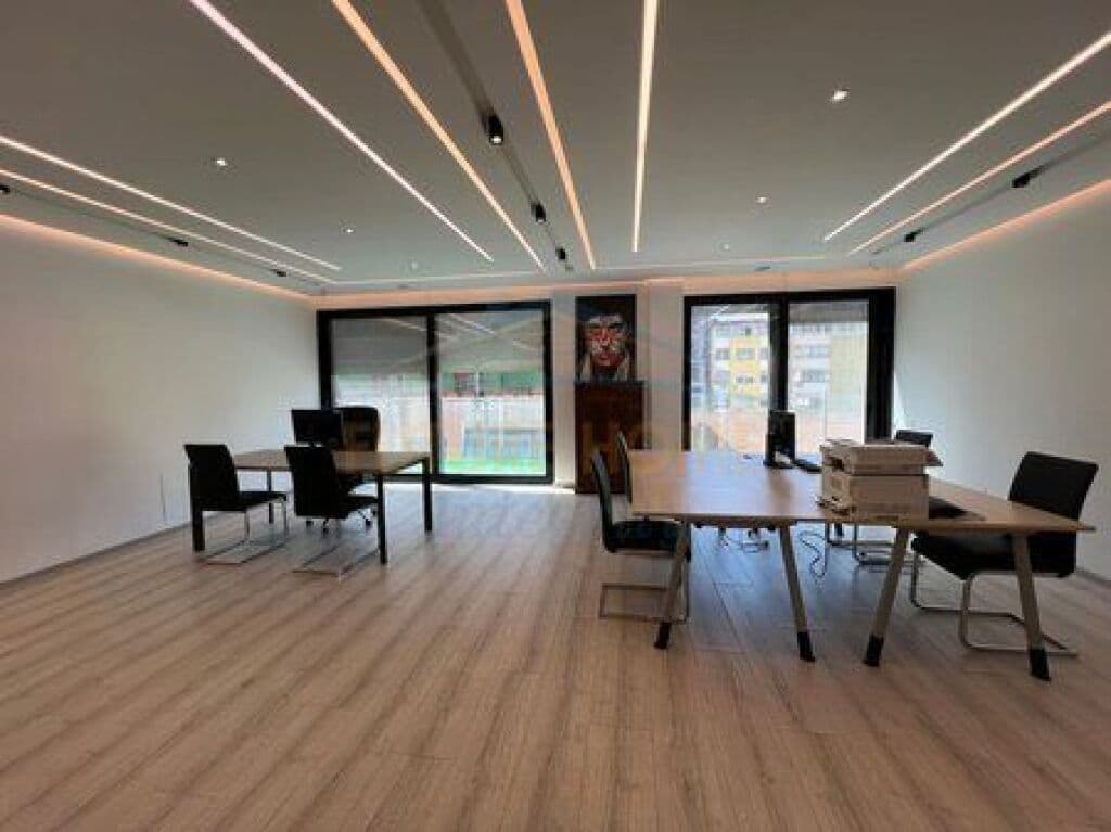 Në shitje, apartament 2+1+2 ballkone, Bllok, Tiranë. 2
