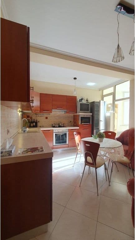 Qira, Apartament 2+1+2, Komuna e Parisit, Tiranë 2