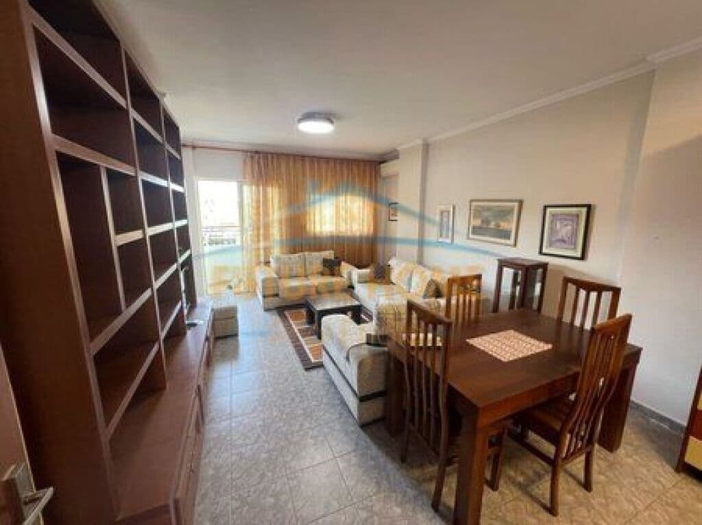 Jepet me qira, Apartament 2+1, Komuna e Parisit, Tiranë. 2