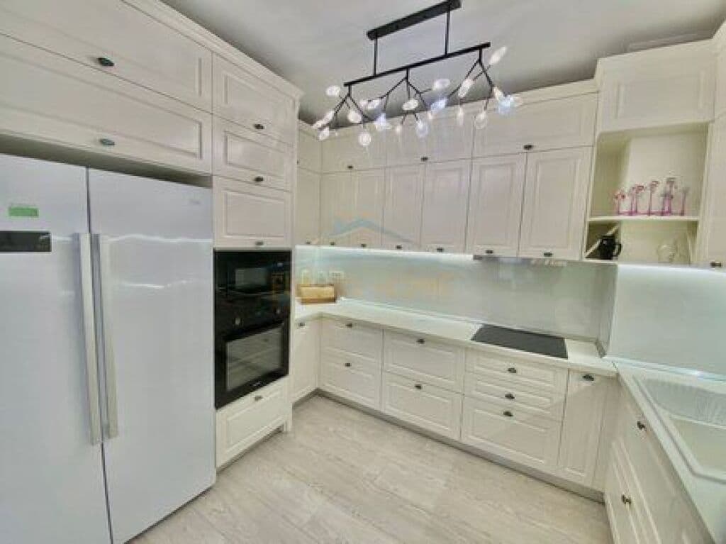 Në Liceun Artistik, një apartament 3+1+2 është për qira pranë ambasadës amerikane. 1,600 Euro në muaj.