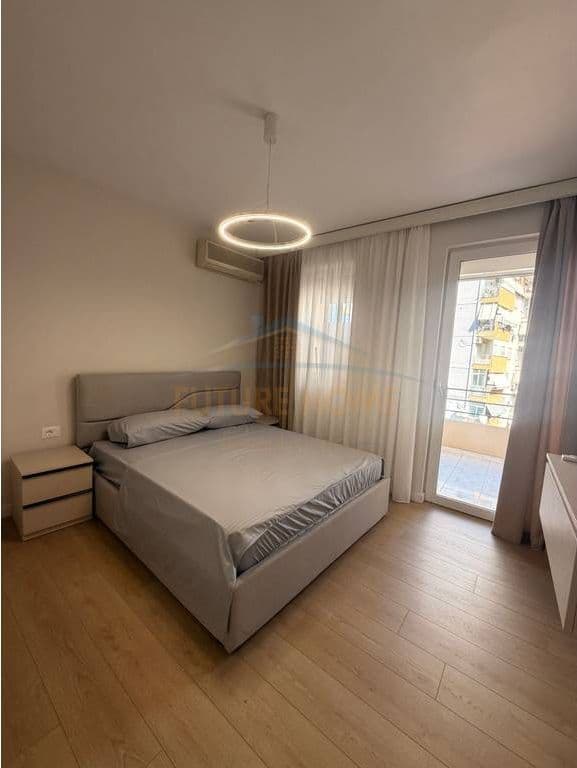 Në shitje, Apartament 1+1, Rruga Barrikadave, Tiranë